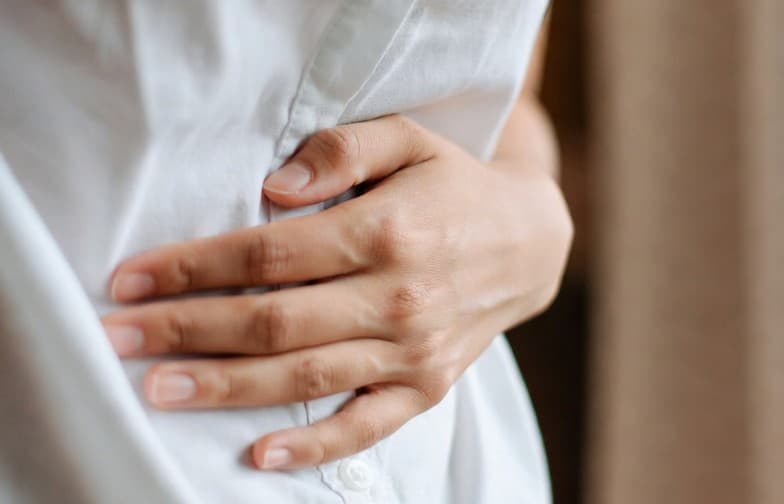 Karın Ağrısı: Belirtileri, Nedenleri ve Doğru Yaklaşım