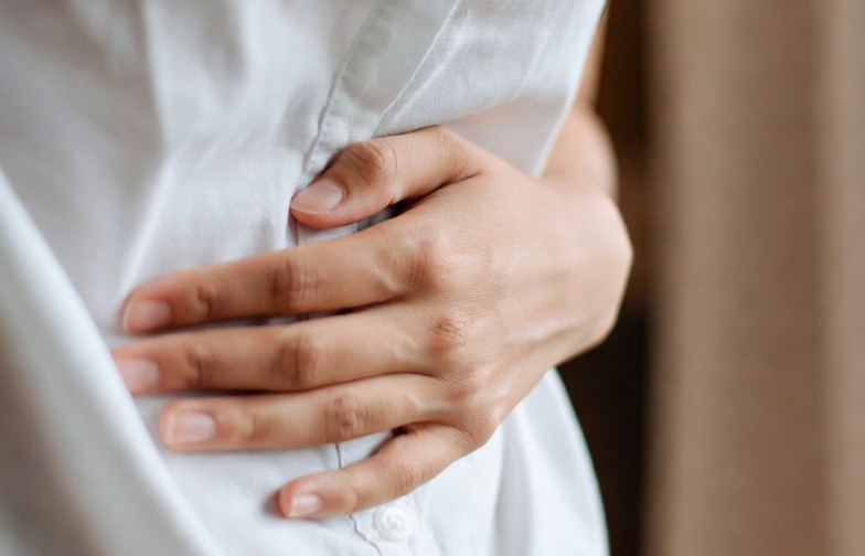 Karın Ağrısı: Belirtileri, Nedenleri ve Doğru Yaklaşım